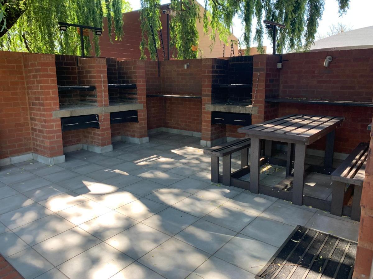 Or Tambo Self Catering Apartments, The Willows Boksburg Kültér fotó