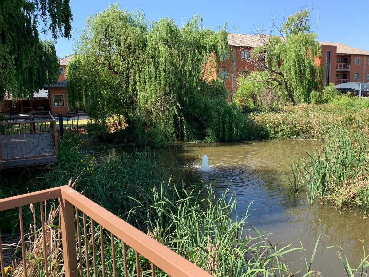 Or Tambo Self Catering Apartments, The Willows Boksburg Kültér fotó