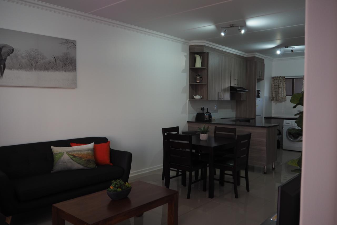 Or Tambo Self Catering Apartments, The Willows Boksburg Kültér fotó