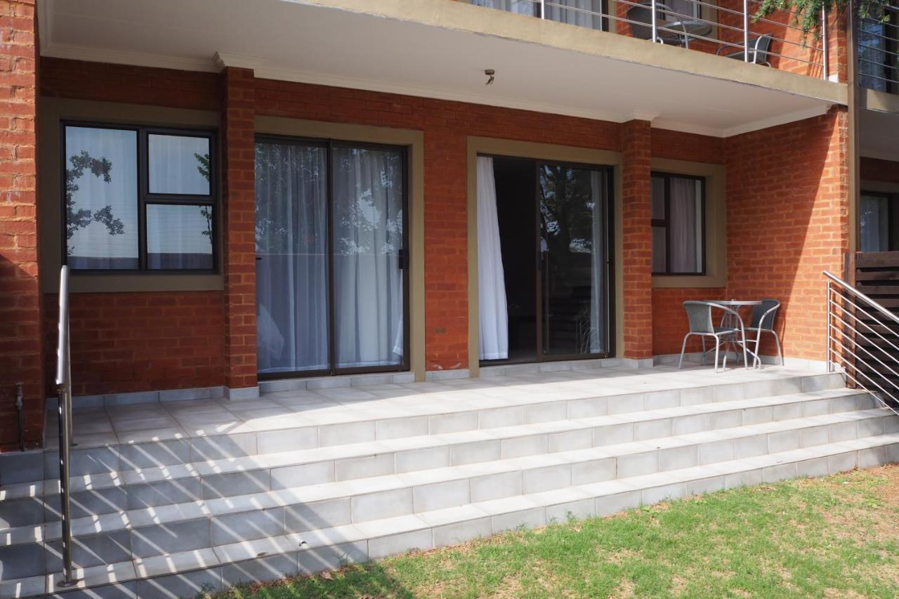 Or Tambo Self Catering Apartments, The Willows Boksburg Kültér fotó