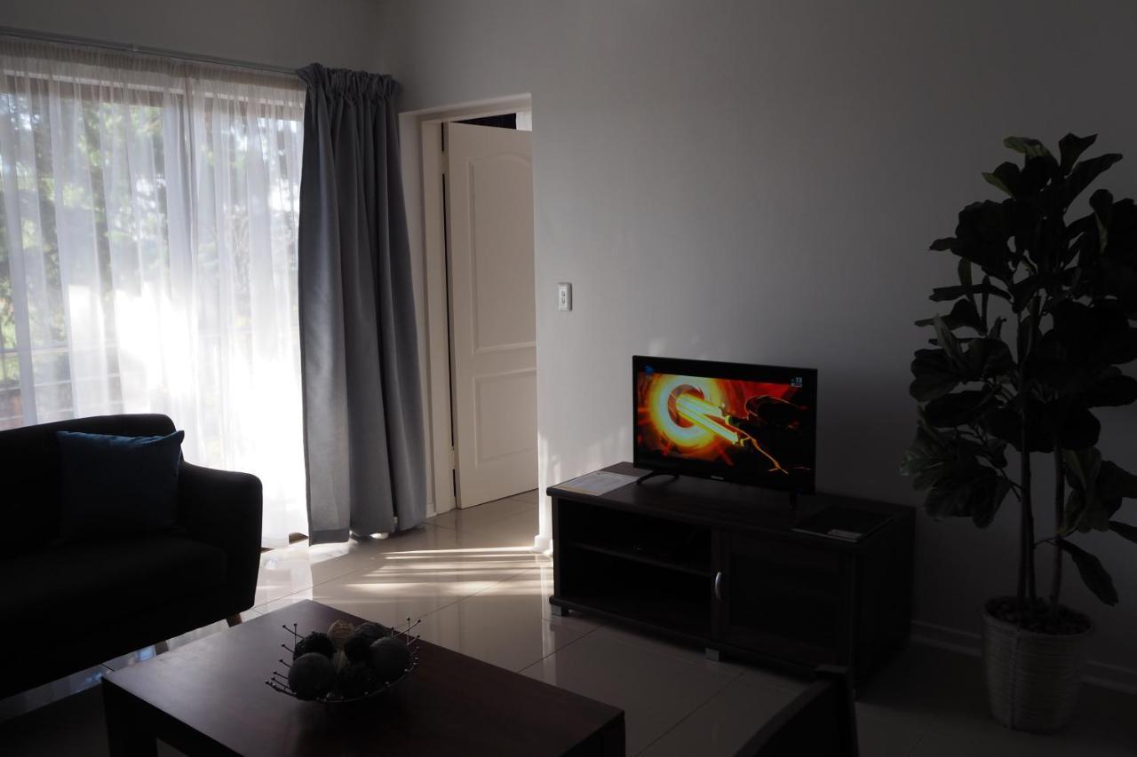 Or Tambo Self Catering Apartments, The Willows Boksburg Kültér fotó