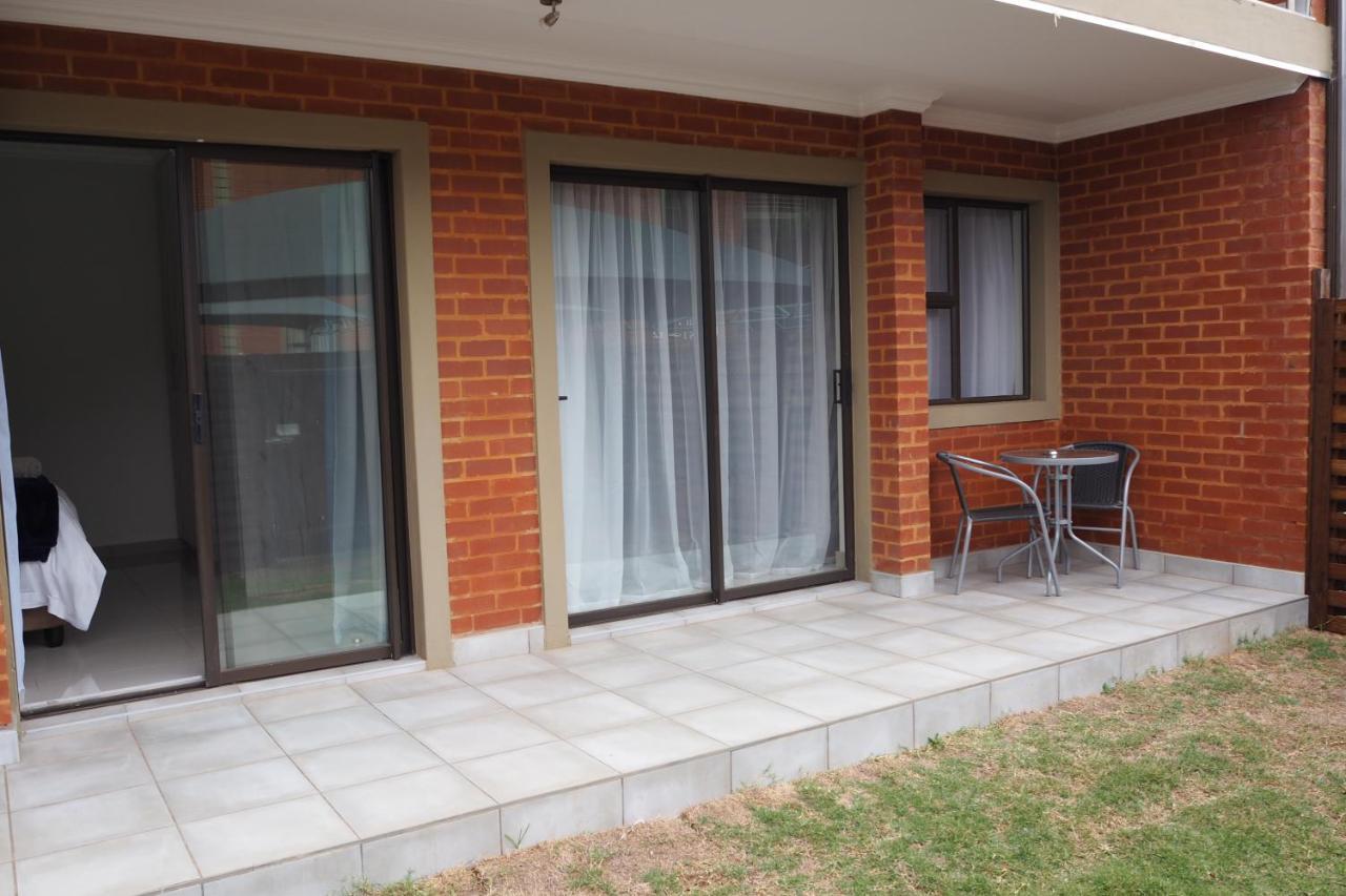 Or Tambo Self Catering Apartments, The Willows Boksburg Kültér fotó