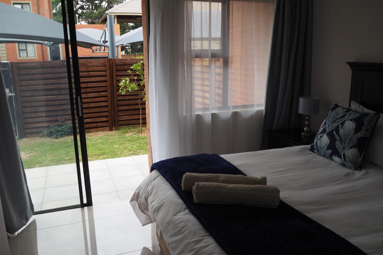 Or Tambo Self Catering Apartments, The Willows Boksburg Kültér fotó