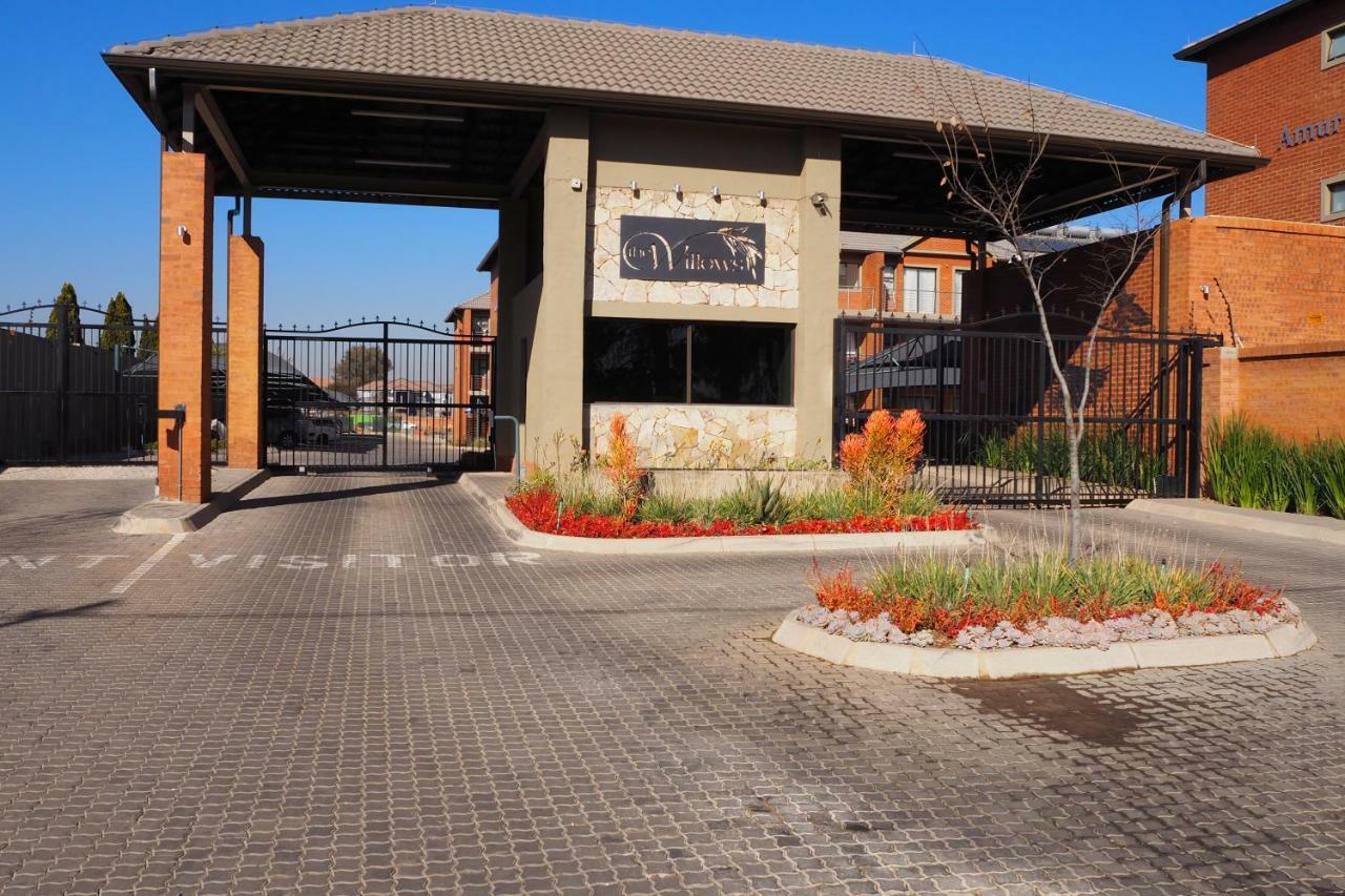 Or Tambo Self Catering Apartments, The Willows Boksburg Kültér fotó
