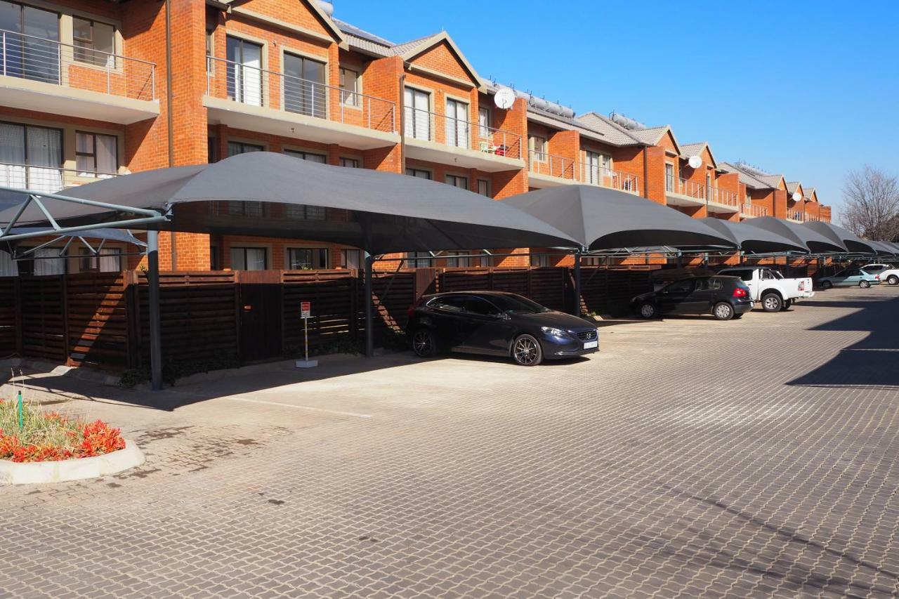 Or Tambo Self Catering Apartments, The Willows Boksburg Kültér fotó