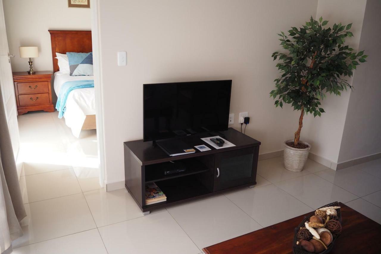 Or Tambo Self Catering Apartments, The Willows Boksburg Kültér fotó